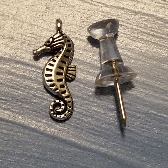 Seahorse Charm - Antique Silver Tone - 8 Charms - Picture 2 of 8